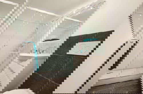 Foto 7 - Snug Apartment With Balcony