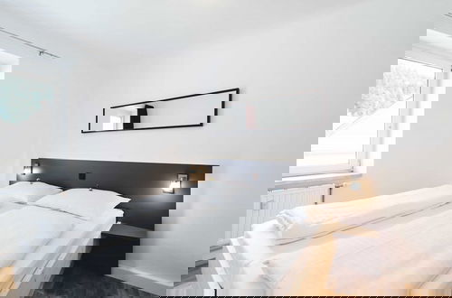 Foto 3 - Snug Apartment With Balcony