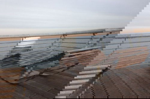 Photo 22 - Deck 4 Modern Retreat