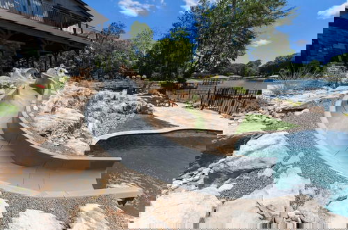 Foto 67 - Gray Fox Lodge by Avantstay Waterslide Pool, Theater Sleeps 23