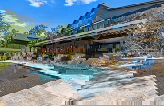 Foto 2 - Black Bear & Blue Heron by Avantstay 2 Lakefront Homes, Sleeps 43 Pool, Dock, Theater
