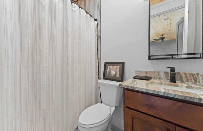 Gray Fox Lodge by Avantstay Waterslide Pool, Theater Sleeps 23 - Photo 33
