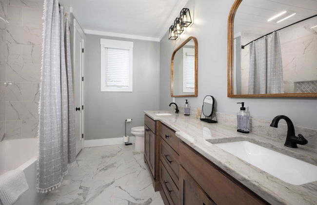 Blue Heron & Gray Fox by Avantstay 2 Lakefront Homes, Sleeps 44 Pool, Dock, Theater - Photo 36