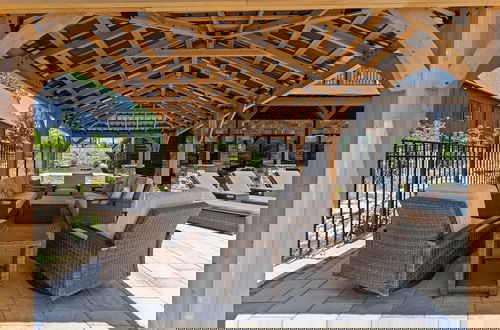 Foto 19 - Gray Fox Lodge by Avantstay Waterslide Pool, Theater Sleeps 23