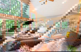 Foto 3 - Bear Trail Chalet by Avantstay Retreat w/ Outdoor Living Deck & Fire Pit