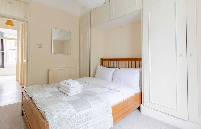 Roomy 3BD by Hampstead Heath! - Photo 2