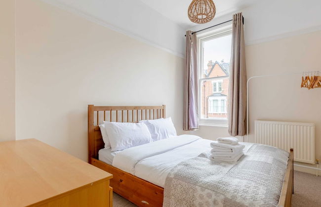 Roomy 3BD by Hampstead Heath! - Photo 3