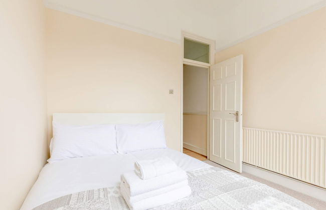 Roomy 3BD by Hampstead Heath! - Photo 1