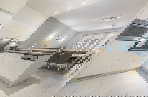 Foto 7 - Apartment With Modern Kitchen