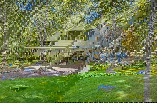 Photo 52 - Lake Daze by Avantstay Lakefront w/ Modern Interior, Enclosed Porch & Hot Tub