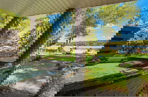 Photo 3 - Lake Daze by Avantstay Lakefront w/ Modern Interior, Enclosed Porch & Hot Tub