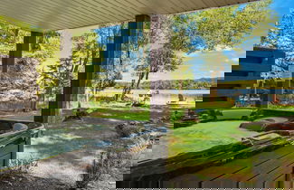 Photo 3 - Lake Daze by Avantstay Lakefront w/ Modern Interior, Enclosed Porch & Hot Tub