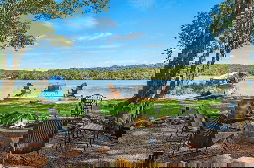 Photo 1 - Lake Daze by Avantstay Lakefront w/ Modern Interior, Enclosed Porch & Hot Tub