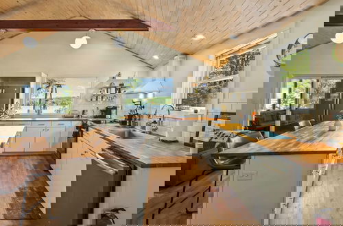 Photo 13 - Lake Daze by Avantstay Lakefront w/ Modern Interior, Enclosed Porch & Hot Tub