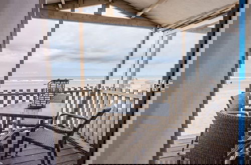 Foto 15 - Nice Beach House With Direct sea View, on the North Sea Beach of Wijk aan Zee