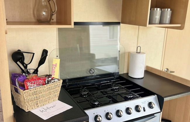 3 Bedroom Caravan - Sleeps 8 - Parking, Wifi, Pool - Foto 7