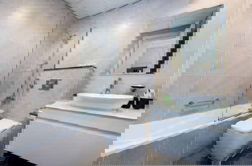 Photo 12 - Waves - Elegant 28th Floor Studio in Carson A, Damac Hills