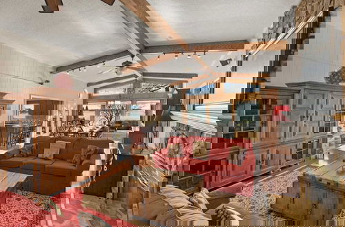 Foto 3 - Bear Creek Lodge by Avantstay Lakefront + Dock