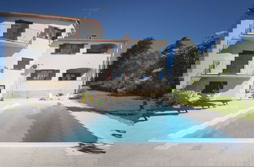 Foto 1 - Nicely Decorated Apartment With Private Pool