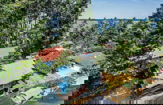 Photo 3 - Seaside Getaway by Avantstay Deck w/ Views