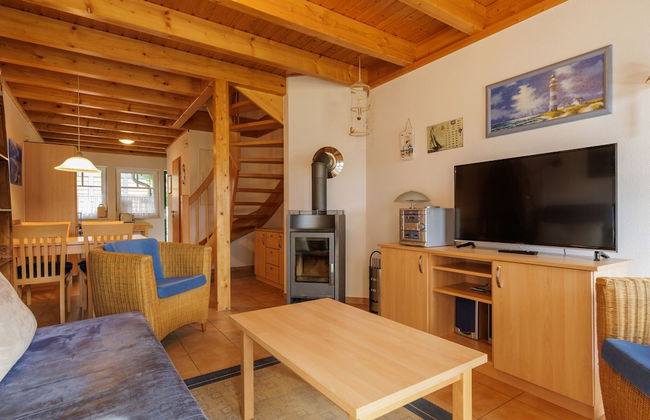 Cozy Holiday Home with Wood Burning Stove near Water - Foto 7