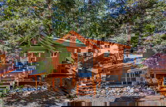 Foto 1 - 10 Mins to the Lake, Hot Tub & Game Room, Modern Cabin Bearpaw by Avantstay