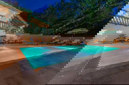 Foto 19 - Adorable Villa With Pool and Terrace