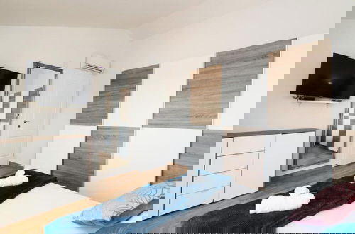 Foto 4 - Apartments Mistral - Three Bedroom Apartment With Balcony and Shared Pool