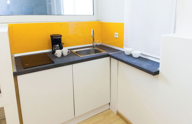 Minimalist Modern Nea Kifisia Studio - Photo 10