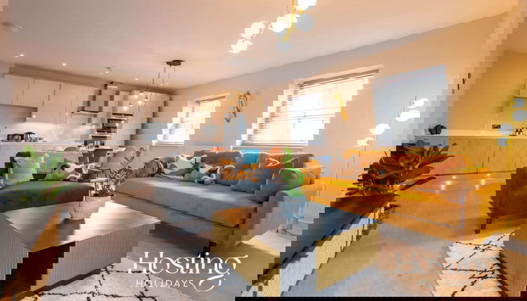Foto 1 - Super Vibrant 2 Bedroom With Parking
