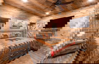 Foto 3 - The Gathering Place 3 Bedroom Cabin by RedAwning