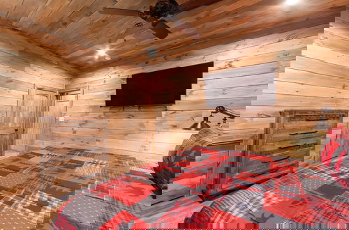 Foto 6 - The Gathering Place 3 Bedroom Cabin by RedAwning