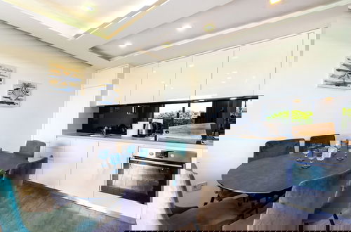 Photo 11 - Luxury Penthouse Apt on beach Makarska