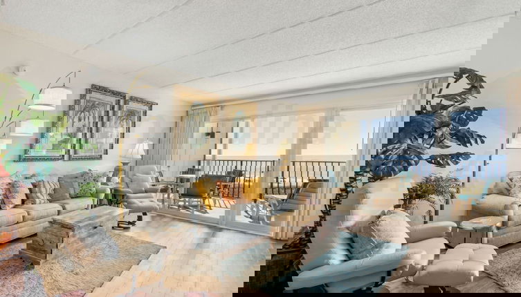 Foto 1 - Tropical Theme Condo with Picturesque Atlantic View by RedAwning