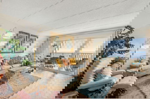 Foto 1 - Tropical Theme Condo with Picturesque Atlantic View by RedAwning