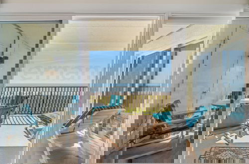 Foto 20 - Tropical Theme Condo with Picturesque Atlantic View by RedAwning