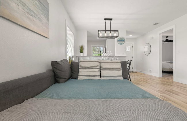 Relaxing 2BR Florida Home Close to Beach - Foto 13
