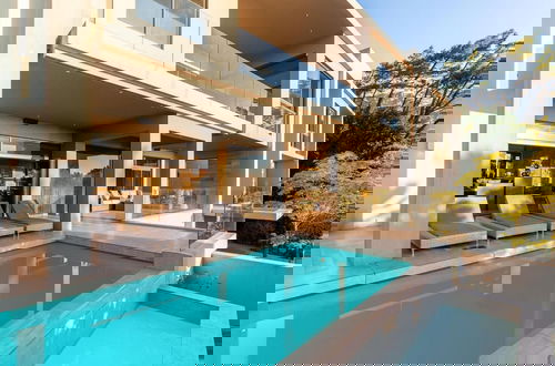 Photo 2 - Sapphire Seas - Designer Villa in Camps Bay