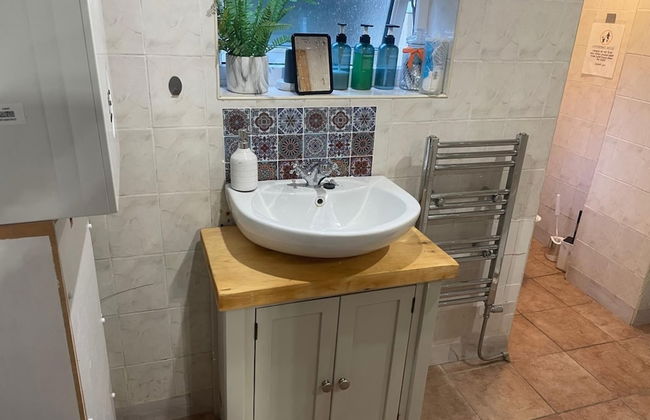 1 Bed Victorian Flat Sleeps 4 - Garden & Patio - Foto 15