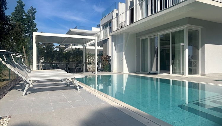 Photo 1 - Stunning Villa With Pool and Lagoon View