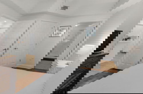 Foto 2 - Pool, Fitness Center & Central Location