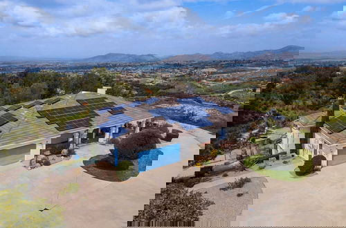 Photo 44 - Le Grand Bleu by Avantstay Luxury Hilltop Estate