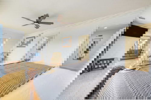 Photo 40 - Le Grand Bleu by Avantstay Luxury Hilltop Estate