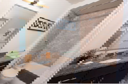 Foto 5 - 2br Fully Furnished Apartment In Downtown - Great Location 2 Bedroom Apts by RedAwning