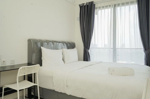 Foto 1 - Warm And Cozy Studio Room At Sky House Bsd Apartment