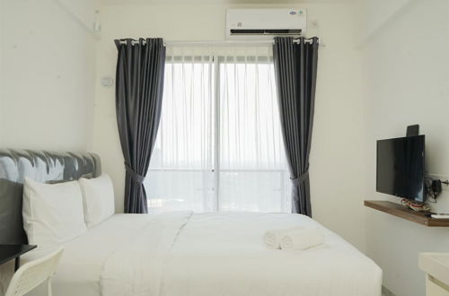 Foto 14 - Warm And Cozy Studio Room At Sky House Bsd Apartment