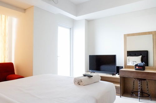 Photo 2 - Serene Exclusive Modern Studio Apartment At Grand Sungkono Lagoon