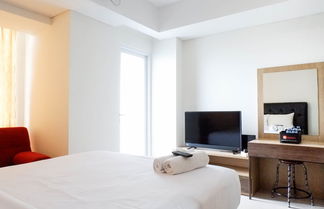 Photo 2 - Serene Exclusive Modern Studio Apartment At Grand Sungkono Lagoon