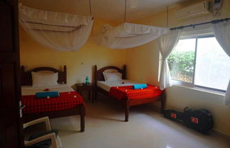 Photo 2 - Siku Moja Villa - Beautiful Beach Family Villa