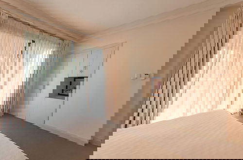 Photo 3 - Downtown Retro Serviced Apartment